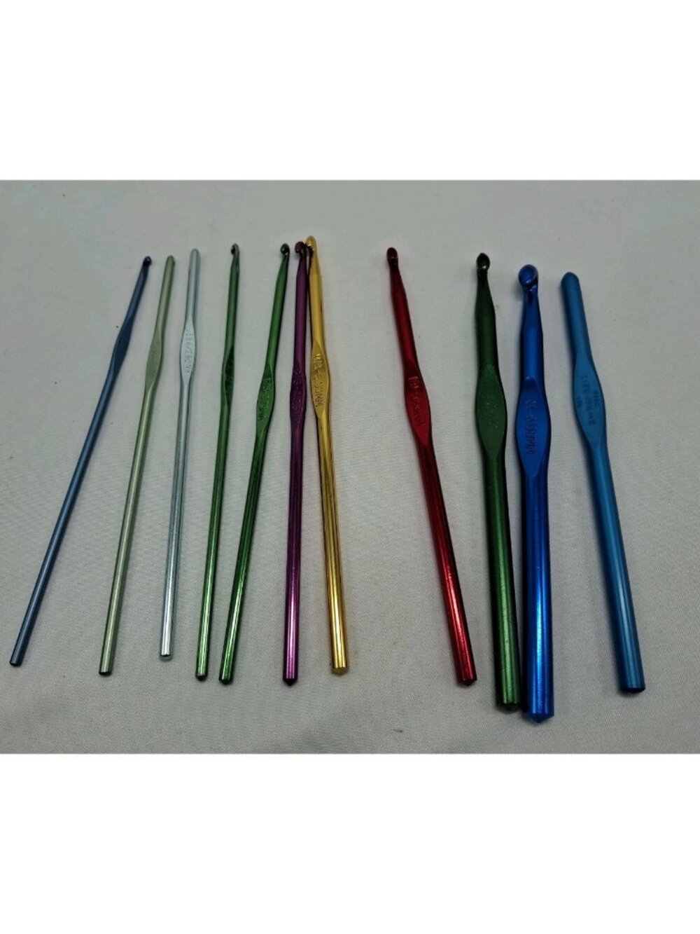 11 Piece Crochet Hook Set Ergonomic Multi Color Hooks - Vtg